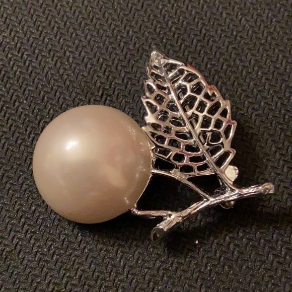 Sarah Coventry Jewelry - Sarah Coventry Women’s Vintage Statement Pearl and Silver Leaf Brooch Pendant